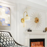 Jadssox Applique murale nordique en laiton pour chambre à coucher, applique murale en céramique avec abat-jour plissé blanc, luminaire mural à bras long doré, lampes murales en laiton de salon de chev
