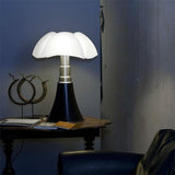 PIPISTRELLO-Lampe ampoules LED pied télescopique H66-86cm Noir brillant Martinelli Luce - designé par Gae Aulenti