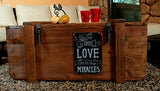 Voyage Vieux Coffre Table basse Cottage cuiseur vapeur Coffre en pin avec vintage Tin Sign Largeur : 110 cm Hauteur : 45 cm Profondeur : 60 cm