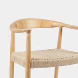 KLAST Chaise de Salle à Manger Thesa avec Dossier Courbé en Bois d'Hévéa et Assise en Corde Tressée, Accoudoirs Ergonomiques, 74 Cm x 65 Cm, Idéale pour Espaces Modernes