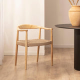 KLAST Chaise de Salle à Manger Thesa avec Dossier Courbé en Bois d'Hévéa et Assise en Corde Tressée, Accoudoirs Ergonomiques, 74 Cm x 65 Cm, Idéale pour Espaces Modernes