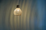 Opis PL2 clair – Lampe (Ø28cm) suspension en bois clair composée de pièces élégantes et incurvées