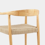 KLAST Chaise de Salle à Manger Thesa avec Dossier Courbé en Bois d'Hévéa et Assise en Corde Tressée, Accoudoirs Ergonomiques, 74 Cm x 65 Cm, Idéale pour Espaces Modernes