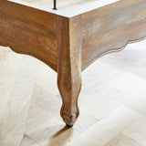 Loberon Lit Serravalle, cadre sculpté à la main, style maison de campagne française, tête de lit incurvée ornementale, meuble de chambre, lit en bois, bois de manguier, lin, marron/blanc