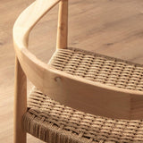 KLAST Chaise de Salle à Manger Thesa avec Dossier Courbé en Bois d'Hévéa et Assise en Corde Tressée, Accoudoirs Ergonomiques, 74 Cm x 65 Cm, Idéale pour Espaces Modernes
