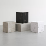 [en.casa] Table d'Appoint en Forme de Cube Bout de Canapé Design Unique Support de Plantes Table de Chevet Capacité de Charge 30 kg MDF 45 x 40 x 40 cm Aspect Marbre Blanc