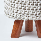 HOMESCAPES Pouf tressé en tricot et pieds en bois, coloris Blanc cassé, 32x32x42 cm
