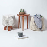 HOMESCAPES Pouf tressé en tricot et pieds en bois, coloris Blanc cassé, 32x32x42 cm