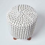 HOMESCAPES Pouf tressé en tricot et pieds en bois, coloris Blanc cassé, 32x32x42 cm