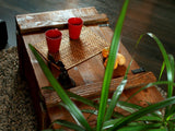 Voyage Vieux Coffre Table basse Cottage cuiseur vapeur Coffre en pin avec vintage Tin Sign Largeur : 110 cm Hauteur : 45 cm Profondeur : 60 cm