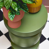 sweeek - Table d'appoint. Bout de canapé. Table de Chevet en métal Coloris Kaki. Alma. Ø30.5 x H 43.5cm