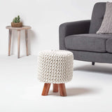 HOMESCAPES Pouf tressé en tricot et pieds en bois, coloris Blanc cassé, 32x32x42 cm