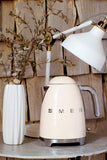 Smeg, Bouilloire Électrique KLF03CREU 1,7 L, Filtre Anticalcaire Lavable, Arrêt Automatique de Sécurité, Indicateur Niveau d'Eau, Base Antidérapante,Range Cordon Intégré, Puissance 2400W, Crème