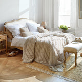 Loberon Lit Serravalle, cadre sculpté à la main, style maison de campagne française, tête de lit incurvée ornementale, meuble de chambre, lit en bois, bois de manguier, lin, marron/blanc