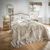 Loberon Lit Serravalle, cadre sculpté à la main, style maison de campagne française, tête de lit incurvée ornementale, meuble de chambre, lit en bois, bois de manguier, lin, marron/blanc