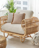 Beliani Fauteuil Design en Rotin Naturel avec Accoudoirs Décoratifs et Coussins Beiges pour Chambre Salon ou Jardin au Style Boho et Rustique
