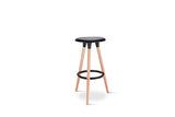 KOSMI - Tabouret Noir Style scandinave Oslo avec Coque en résine Noire et Pieds en Bois Naturel