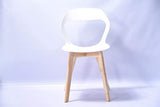 Ensemble de quatre chaises modernes en plastique de style scandinave dans une variété de couleurs pour une utilisation dans les salons, salles à manger, bureaux, salles de réunion et salles à manger