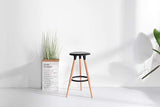 KOSMI - Tabouret Noir Style scandinave Oslo avec Coque en résine Noire et Pieds en Bois Naturel