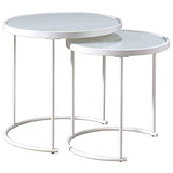 IDIMEX Lot de 2 Tables d'appoint LEYRE Tables Basses de Salon gigognes, Tables à café, Bouts de canapé Design Industriel, Plateau Rond en Verre trempé Blanc Cadre en métal Blanc