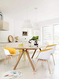 Un lot de quatre chaises de salle à manger de style scandinave rétro avec pieds en métal, adaptées pour le salon, la chambre à coucher, une salle de jeux