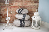 Le coussin qui rappelle les galets Feltiness 100% Laine