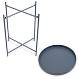 Day – USEFUL EVERYDAY Table d'appoint, table de salon, support pour fleurs, table en métal revêtu par pulvérisation, design scandinave, bleu nuit, Ø38 H50 cm, utilisation polyvalente