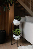 UMBRA Nesta freestand. Porte Plante Nesta. En céramique et métal. Coloris noir et blanc moucheté gris. Dimension 21.8x21.8x70cm