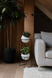UMBRA Nesta freestand. Porte Plante Nesta. En céramique et métal. Coloris noir et blanc moucheté gris. Dimension 21.8x21.8x70cm