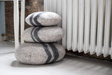 Le coussin qui rappelle les galets Feltiness 100% Laine