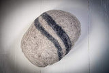 Le coussin qui rappelle les galets Feltiness 100% Laine