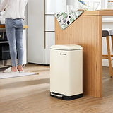 SONGMICS Poubelle 30L, avec pédale en Acier, Seau intérieur et Couvercle, poignée, Fermeture discrète, hermétique, pour Cuisine, Salon, Blanc Cassée LTB001A01