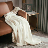 DEZENE Couverture Polaire avec Pompon,Couverture Confortable en Cachemire Douce sur Le Canapé-lit, Couverture en Duvet Épais, Couverture en Peluche en Flanelle,130 x 150cm,Ivoire
