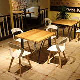 Ensemble de quatre chaises modernes en plastique de style scandinave dans une variété de couleurs pour une utilisation dans les salons, salles à manger, bureaux, salles de réunion et salles à manger