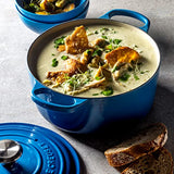 Le Creuset, Cocotte Signature en Fonte Émaillée avec Couvercle, Ø 28 cm, Ronde, Compatible avec Toutes Sources de Chaleur (Induction Incluse), Capacité : 6.7 L, 6.125 kg, Bleu Marseille