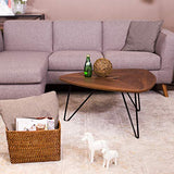 Marque Amazon - Rivet - Table basse triangulaire, en noyer et à base en métal noir, 40.6 x 83.05 x 81.02 cm