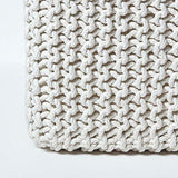 HOMESCAPES Pouf carré tressé en Tricot, Pouf Cube Coloris Blanc cassé, 35x35x35 cm