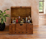 Coffre colonial grand modèle, déco nostalgique de globetrotteur, bois brun décoré de garniture et de fermetures en métal, sangle et poignée en simili-cuir de couleur assorti