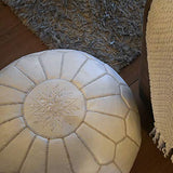Pouf Artisanal Marocain en Cuir Véritable Fait Main - Vendu Rembourré - Repose-Pied, Coussin de Sol, Ottoman (Blanc)