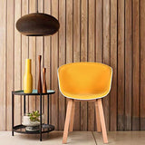 Un lot de quatre chaises de salle à manger de style scandinave rétro avec pieds en métal, adaptées pour le salon, la chambre à coucher, une salle de jeux