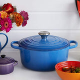 Le Creuset, Cocotte Signature en Fonte Émaillée avec Couvercle, Ø 28 cm, Ronde, Compatible avec Toutes Sources de Chaleur (Induction Incluse), Capacité : 6.7 L, 6.125 kg, Bleu Marseille