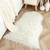 YIHAIC Peau de Mouton synthétique,Cozy Sensation comme véritable Laine Tapis en Fourrure synthétique, Man-Made Luxe Laine Tapis de Canapé Coussin (Blanc, 75 x 120 cm)