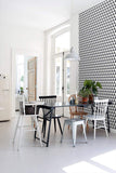 papier peint triangles géométriques graphiques noir et blanc mat - 148672 - d'ESTAhome.nl