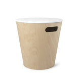 UMBRA Woodrow Storage Stool. Tabouret de rangement Woodrow. Tabouret rond en bois naturel et couvercle laqué blanc, idéal pour les petits espaces, 40.6x42cm, en bois naturel et laqué blanc.