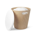 UMBRA Woodrow Storage Stool. Tabouret de rangement Woodrow. Tabouret rond en bois naturel et couvercle laqué blanc, idéal pour les petits espaces, 40.6x42cm, en bois naturel et laqué blanc.