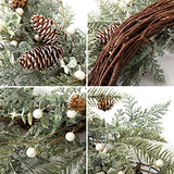 BEJOY Couronne de Noël Artificielle, 56cm Pomme de Pin Vigne Floquée Couronne de Sapin à Paillettes avec Baies Blanches pour Noël Maison Porte D'entrée Suspendue Mur Fenêtre Décor