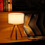 Tomons Lampe de Chevet en Bois à Trépied, Abat-jour Classique en tissu, Parfait pour Chambre, Salon, Salle d'étude, et Bureau, Hauteur de 39 cm/15,35", Ampoule LED 4W Fournie - Blanc
