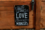Voyage Vieux Coffre Table basse Cottage cuiseur vapeur Coffre en pin avec vintage Tin Sign Largeur : 110 cm Hauteur : 45 cm Profondeur : 60 cm