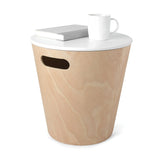 UMBRA Woodrow Storage Stool. Tabouret de rangement Woodrow. Tabouret rond en bois naturel et couvercle laqué blanc, idéal pour les petits espaces, 40.6x42cm, en bois naturel et laqué blanc.