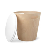 UMBRA Woodrow Storage Stool. Tabouret de rangement Woodrow. Tabouret rond en bois naturel et couvercle laqué blanc, idéal pour les petits espaces, 40.6x42cm, en bois naturel et laqué blanc.